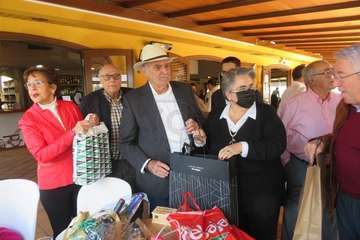 El exconcejal Antonio Benítez recibe el reconocimiento de amigos y familiares en su 80 aniversario/TA.